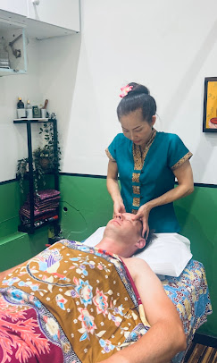 Relaxing head and shoulder massage